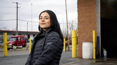 Marimar Martínez, ciudadana estadounidense que resultó herida tras recibir cinco disparos de un agente federal durante un operativo migratorio en Chicago, Illinois, presentó una demanda civil contra el Gobierno del presidente Donald Trump.