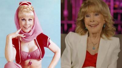 Puedes cerrar los ojos, cruzar los brazos y mover la nariz, pero algunos personajes de televisión nunca desaparecen del todo. Casi 60 años después de cautivar al público por primera vez como la genio mágica de “Mi bella genio”, Barbara Eden celebra este 23 de agosto su 95 cumpleaños.
