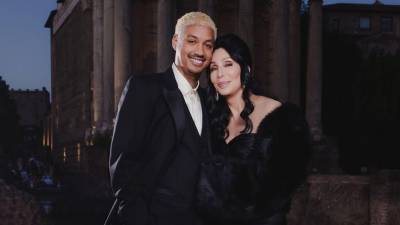 Cher tiene 79 años y su pareja el productor musical Alexander “AE” Edwards, 39 años.