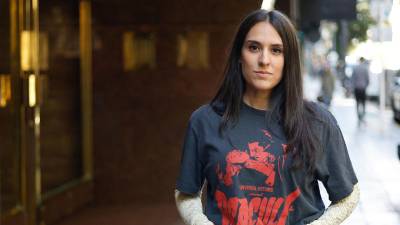 La escritora española Lucía Solla Sobral posa durante una entrevista con EFE en Buenos Aires, Argentina.