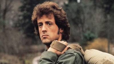 La industria de Hollywood parece estar viviendo una fascinación renovada por los orígenes de Sylvester Stallone. Dos proyectos cinematográficos buscan reconstruir los años en los que el actor forjó su estatus de estrella: I Play Rocky, centrada en la gestación de Rocky, y John Rambo, una precuela que se adentra en el pasado del célebre veterano de guerra.