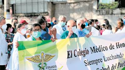 <b><span class=mln_uppercase_mln>Protestas.</span></b> El aumento en la base salarial era una de lasexigencias del Colegio Médico de Honduxras.
