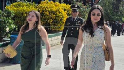 Daniela e Isabela Hernández asistieron a la ceremonia de traspaso de mando de las Fuerzas Armadas de Honduras en agradecimiento a uno de los pocos amigos que estuvieron con su papá en el juicio de Nueva York.