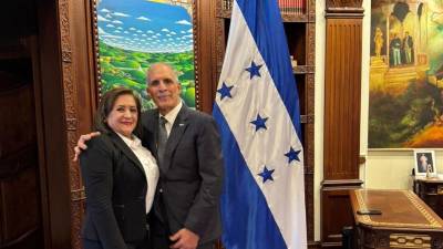 López y el presidente Asfura posan después de la juramentación de la nueva delegada presidencial.