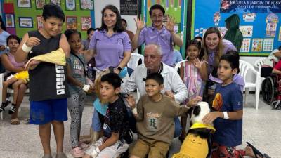 Pacientes y personal médico disfrutan de la visita del programa Dogtors al hospital Mario Catarino Rivas.