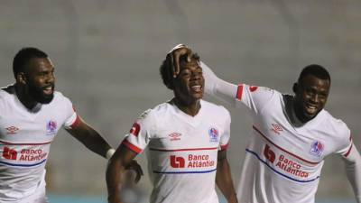 Dereck Moncada celebrando el primer gol del clásico Olimpia vs Motagua.