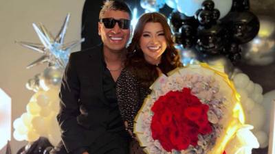 La presentadora hondureña Milagro Flores sorprendió a todos durante su fiesta de cumpleaños número 32.