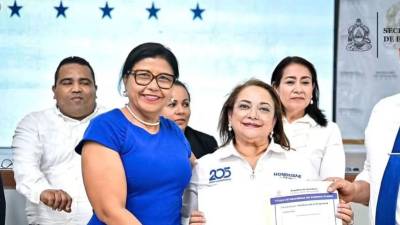 La ministra de Educación, Arely Argueta, junto a las autoridades departamentales y gubernamentales, durante la entrega de títulos de propiedad a 182 centros educativos del país.