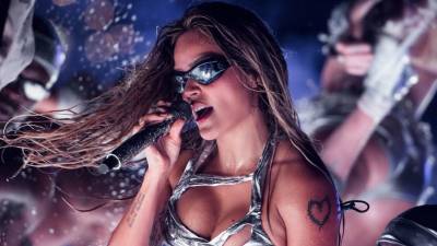 Karol G anuncia su nueva gira mundial Tropicoqueta tras destacarse en el Festival de Coachella, donde se convirtió en la primera mujer latina en liderar el cartel del icónico festival.