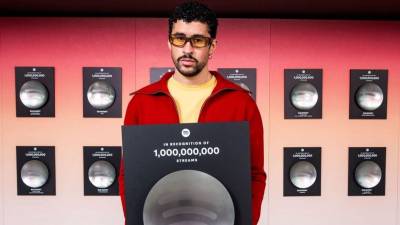 El puertorriqueño Bad Bunny vivió un momento histórico este sábado en Tokio: Spotify le entregó 29 placas correspondientes a sus canciones con más de 1 billón de reproducciones, un reconocimiento que celebró en medio de su primer concierto en Asia, como parte de la serie Spotify Billions Club Live.