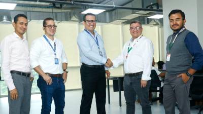 De Tigo Business: Gustavo Alvarado, ejecutivo de cuenta; Luis Enrique Amaya, ingeniero de servicios preventa; Carlos Pinto, especialista digital. De FEFASA: Cándido Rivera, gerente IT y Carlos Vásquez, jefe de Infraestructura.
