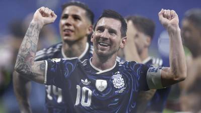 Lionel Messi celebrando el triunfo de Argentina contra Inglaterra en semifinales del Mundial 2026.