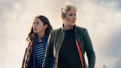 Ruth Wilson y Emma Thompson en la serie own Cemetery Road