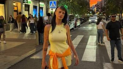 La actriz y cantante mexicana Gala Montes compartió una fotografía de su infancia en la que aparece un duro mensaje escrito a mano que atribuye a su madre. La publicación expone una experiencia dolorosa de su niñez y coincide con la promoción de su primer álbum musical, “La hija de nadie”, que llegará a las plataformas el próximo 23 de octubre de 2026.