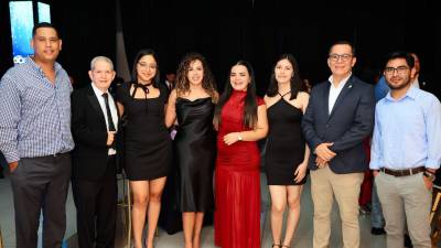 Se estima que son 300 nuevos profesionales que obtendrán su título en la graduación número 57 de la Universidad Tecnológica de Honduras (UTH). Durante el coctel de graduandos 2026 compartieron en camaradería una velada elegante y jovial.