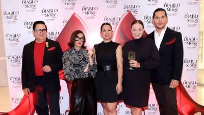 El evento congregó a un selecto grupo de invitados, entre ellos destacadas figuras del ámbito social, de moda y entretenimiento.