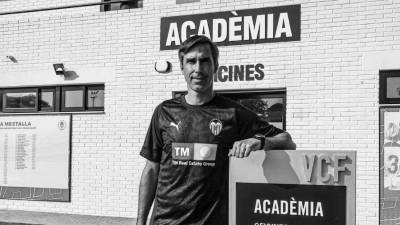 Fernando Martín Carreras, exfutbolista y entrenador del Valencia Femenino B, y tres de sus hijos permanecen desaparecidos tras un accidente marítimo en aguas de Indonesia.