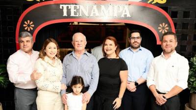 Roger Mauricio, Ruth Michelle , Emma Valentina , Melina , Roger André , Roger Enrique junto a su padre Roger D. Valladares.