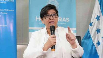 Empleados exigen a Carla Paredes les pague su salario.