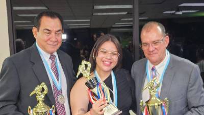 Adrián Alcides Valladares (Micrófono de Plata), Katia Perdomo (Micrófono de Bronce/Voz revelación) y Renato Álvarez (Micrófono de Oro).