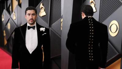 Esta noche es básicamente el Super Bowl de la música, y Bad Bunny está vestido para la ocasión.