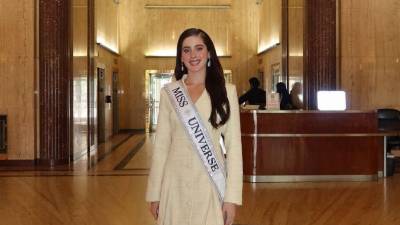 <b>Fátima Bosch</b> recibió un reconocimiento oficial durante su visita a Houston, Texas, una de las últimas paradas de su agenda internacional antes de concluir su reinado como <b>Miss Universo</b>. Este jueves 20 de agosto de 2026, la mexicana acudió al Centro Espacial Johnson de la NASA, donde recorrió instalaciones relacionadas con el seguimiento y control de vuelos espaciales. La visita incluyó una sorpresa preparada por trabajadores de la agencia estadounidense: una imagen en la que Bosch aparece como si estuviera en el espacio con el mismo atuendo que utilizó cuando obtuvo la corona.