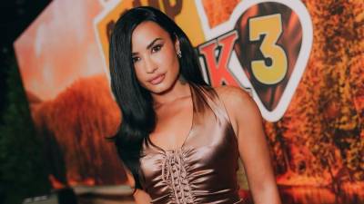 La cantante y actriz Demi Lovato hace una aparición sorpresa en Camp Rock 3, retomando su papel de Mitchie Torres en la franquicia que la convirtió en una estrella. Lovato también fue productora ejecutiva de la película, que se estrena este jueves a las 8 p. m. ET/PT en Disney Channel y estará disponible al día siguiente en Disney+.