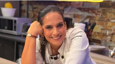 La televisión hondureña y el mundo digital se encuentran de luto tras conocerse el fallecimiento de Sandra Díaz del Valle, conocida por miles de hondureños como la Chef Sandra. La reconocida presentadora, creadora de contenido y figura de la gastronomía nacional murió este miércoles 10 de junio, una fecha que coincidía con la celebración de su cumpleaños, según TV Azteca Honduras, que compartió una nota de duelo en sus redes sociales.