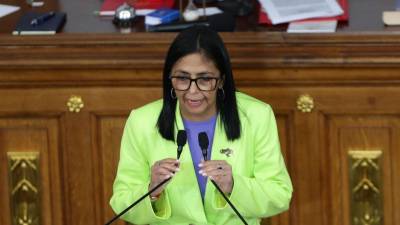 La presidenta encargada de Venezuela, Delcy Rodríguez (abajo), habla durante la presentación del informe anual de gestión del presidente Nicolás Maduro.