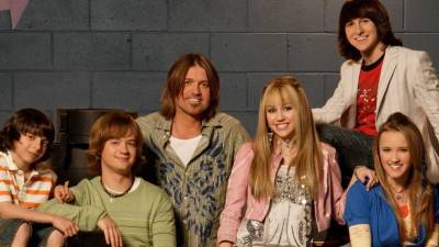 El 24 de marzo de 2006 se estrenó la exitosa serie juvenil Hannah Montana, protagonizada por Destiny Hope Cyrus (Miley Cyrus). La historia es sobre una adolescente que llevaba una doble vida: estudiante común de día y famosa estrella pop de noche.