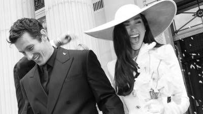 La cantante británica Dua Lipa y el actor Callum Turner comenzaron oficialmente las celebraciones de su matrimonio con una exclusiva recepción realizada en Palermo, Sicilia, una de las ciudades más emblemáticas del sur de Italia. La pareja reunió a familiares, amistades cercanas y destacadas figuras del entretenimiento para dar inicio a tres días de festejos.