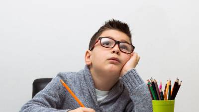 Si un niño tiene dificultades para terminar sus tareas escolares y no logra seguir instrucciones, conviene consultar a un profesional.