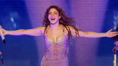Shakira no solo ha marcado generaciones con su música, también ha construido una identidad visual poderosa que evoluciona con cada etapa de su carrera. A lo largo de los años, la artista colombiana ha trabajado de la mano de reconocidos diseñadores y casas de moda, convirtiendo cada aparición pública y cada gira en una pasarela cargada de simbolismo, fuerza y autenticidad.