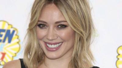 La cantante y actriz estadounidense Hilary Duff anunció este jueves su gira mundial 'The Lucky Me Tour', la primera a gran escala en casi dos décadas, que la llevará a visitar siete países, entre ellos México.