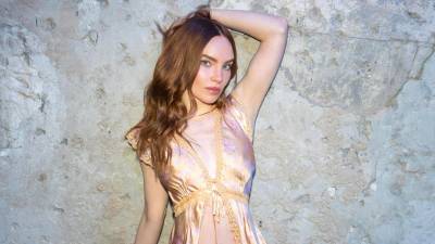 La cantante y actriz Belinda sorprendió a sus seguidores al compartir varias fotografías de su nuevo look, y es que la artista ha dejado atrás el tono castaño oscuro para convertirse en una sensual pelirroja.