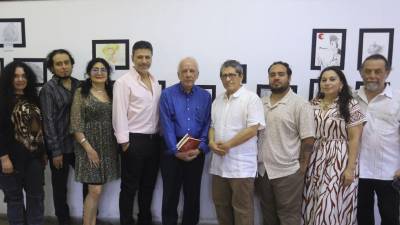 Escritores y poetas invitados comparten con el homenajeado autor hondureño Julio Escoto durante el primer Festival Internacional de Literatura en el Atlántico.