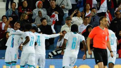 Darlin Mencía anotó el gol del empate para Honduras ante Perú en el último minuto.