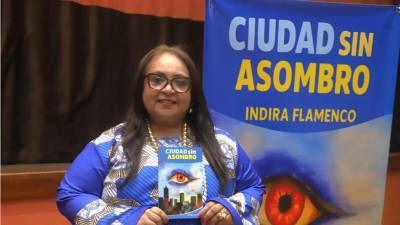 Indira Flamenco cuenta con una sólida trayectoria académica y literaria.