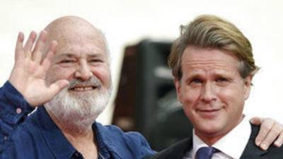 Varios actores que trabajaron con el cineasta estadounidense Rob Reiner han expresado su dolor por el fallecimiento este domingo del director y su esposa, con breves pero sentidos mensajes: Cary Elwes dijo estar sin palabras, Kathy Bates, devastada; y John Cusack, en shock. Son algunas de las reacciones a la muerte de la pareja, que fue encontrada apuñalada en su casa de Brentwood en la noche del domingo, un crimen cuyo principal sospechoso es su hijo, Nick.