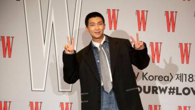 El líder de la banda surcoreana de K-pop BTS, RM, actuará este sábado enyesado y con movilidad reducida, tras lesionarse durante un ensayo el jueves. La presentación marcará el regreso del grupo a los escenarios después de cuatro años de pausa por el servicio militar obligatorio de sus integrantes.