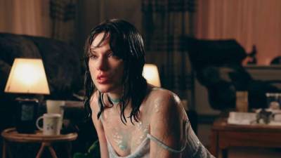 Taylor Swift lanzó este viernes su nuevo video, Opalite, en el que se rodea de un amplio elenco de rostros conocidos, entre ellos Domhall Gleeson, Cillian Murphy, Jodie Turner-Smith y Greta Lee, quienes protagonizan junto a la cantante una historia ambientada en una estética claramente inspirada en los años ochenta.