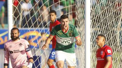 Nicolás Messiniti celebrando su gol ante el Olimpia en la final de ida del Torneo Apertura 2025 de Liga Nacional.