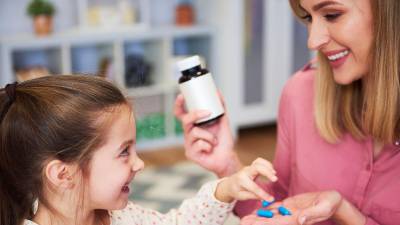 La evidencia disponible respalda precisamente un abordaje integral: intervención conductual, participación de los padres, colaboración con la escuela y, cuando está indicado por profesionales, tratamiento farmacológico.