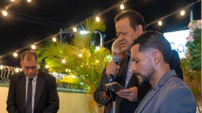 Omar Elvir emprende nueva faceta: inaugura negocio y figuras lo acompañaron