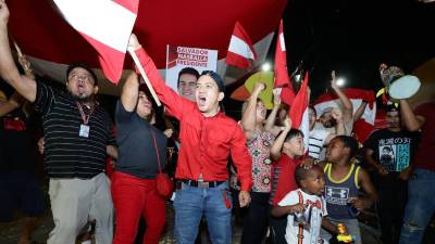 Simpatizantes del Partido Liberal de Honduras (PLH) se reunieron este domingo en el barrio Cabañas de San Pedro Sula para festejar al candidato a la alcaldía por San Pedro Sula, Roberto Contreras y al candidato presidencial Salvador Nasralla, pues los consideran ganadores desde ya.
