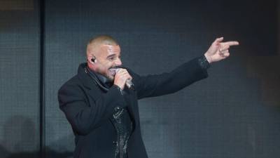 Ricky Martin se vio obligado a interrumpir su concierto en Montenegro tras un incidente de seguridad que generó momentos de tensión entre los asistentes.