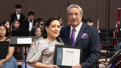 Blanca Echeverry recibió el diploma de reconocimiento de manos de Rafael Flores, presidente de la Fundación Filarmónica de San Pedro Sula.