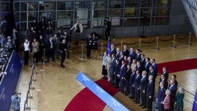 La Unión Europea (UE) llamó este domingo a una transición pacífica en Venezuela respetuosa con su soberanía y pidió calma y moderación.