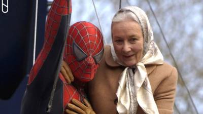 Rosemary Harris, la actriz británica que conquistó a varias generaciones como la entrañable tía May en la trilogía de Spider-Man dirigida por Sam Raimi, celebró el pasado 19 de septiembre sus 99 años, manteniendo vigente una trayectoria que abarca más de siete décadas entre el teatro, el cine y la televisión.
