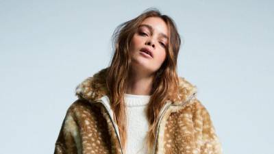 Cazadora de pelo sintético que recrea el pelo de los cervatillos.